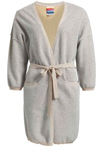 Lichtgrijze gebreide cardigan met een V-hals, strik taille en twee voorkruiden. Kenmerkt zich door contrasterende lichtbeige rand en losse, lange mouwen.