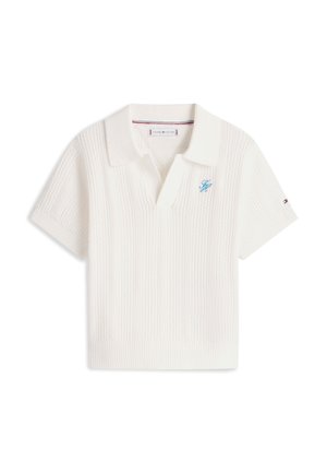 Wit kort mouw ribgebreid poloshirt met kraag, blauw geborduurd "TH"-logo op de borst en klein vlaggetjeslogo op de linker mouw.