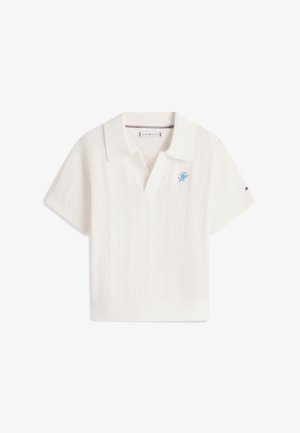 Bela kratka majica s kratkimi rokavi iz rebrastega pletenja s ovratnikom, modrim vezenim logotipom "TH" na prsih in majhnim zastavnim logotipom na levem rokavu.