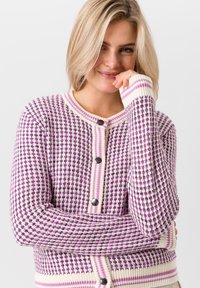 Gebreide cardigan in paars en crème met een gemêleerd ruitpatroon, voorzien van een ronde halslijn, knoopsluiting aan de voorkant en geribde manchetten en onderkant.