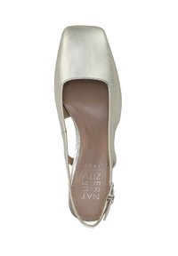 Metalen zilveren slingback-schoen met een vierkante teen, uitsparingen aan de zijkanten en een gestructureerde afwerking. Beschikt over een verstelbare enkelband en een beige binnenzool.