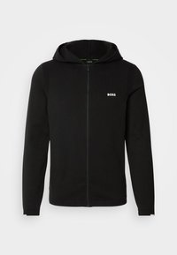 Schwarze Zip-up Kapuzenjacke aus weichem Stoff, mit Kapuze, gerippten Akzenten und einem dezenten weißen "BOSS"-Logo auf der Brust.