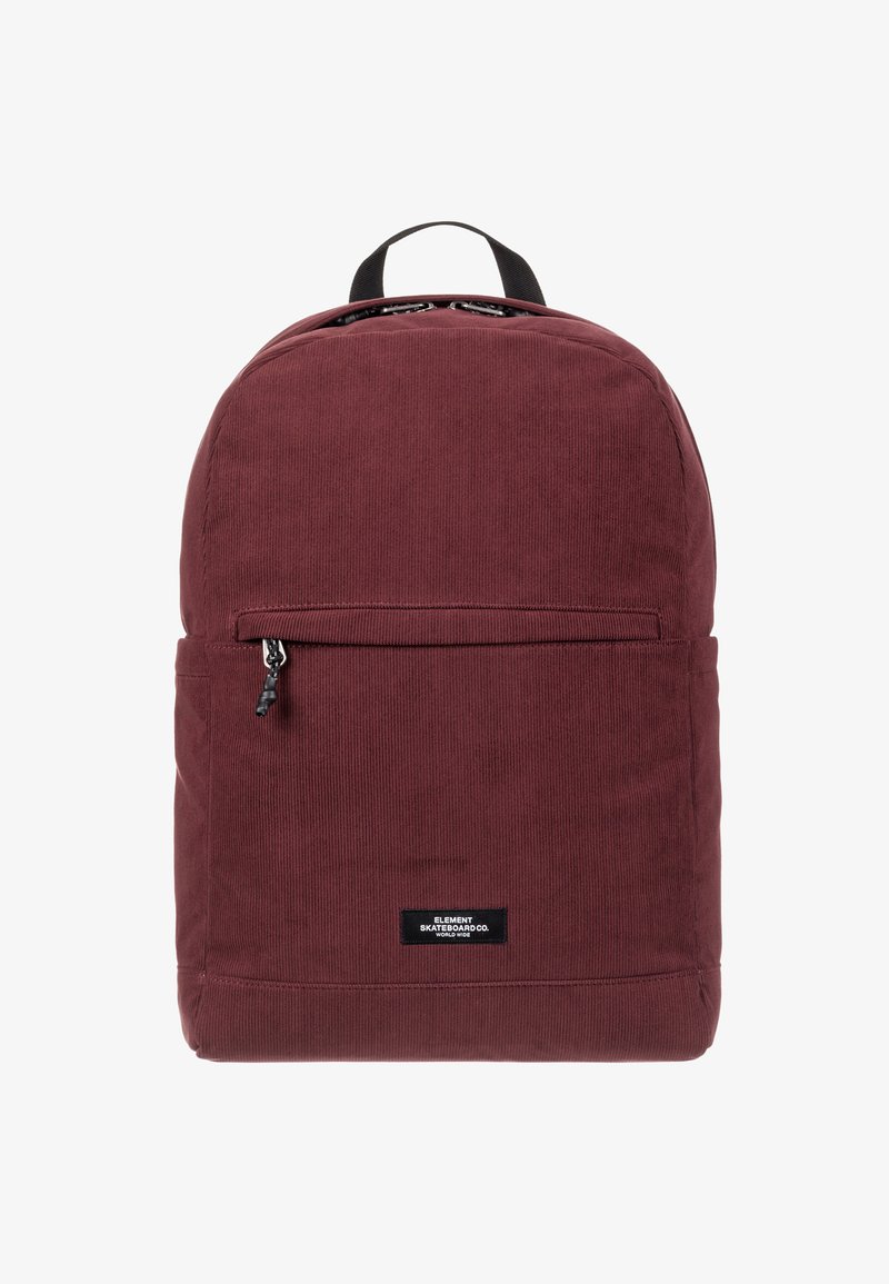 Mörk röd kordförd backpack med rund form, handtag på toppen, dragkedjestängning och framficka. Har en svart logotagg i botten.