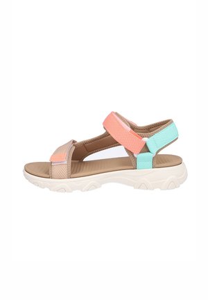 Sandalia deportiva beige con correas ajustables en rosa y turquesa y suela blanca gruesa y texturizada.