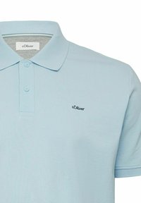 Hellblaues Polohemd aus strukturiertem Baumwollstoff, mit einem Zwei-Knopf-Verschluss und gesticktem "s.Oliver"-Logo auf der linken Brust.