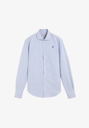 Camisa de manga larga a rayas azul claro y blanca, con cuello abotonado, botones en la parte delantera, pequeño logo azul marino en el pecho izquierdo, material de algodón.