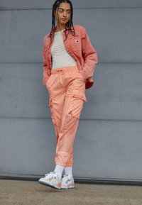 Jordan W J ESSEN UTILITY - Calças cargo - crimson bliss