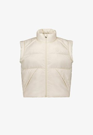 Beige mouwloze donzen bodywarmer met hoge kraag, ritssluiting aan de voorkant, twee schuine zakken en een subtiel merkembleem op de borst.