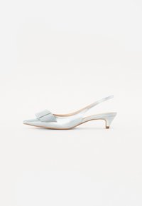 Chaussure slingback bleu clair avec un bout pointu, finition satinée, petit détail en nœud sur le dessus et un talon effilé de 5 cm.