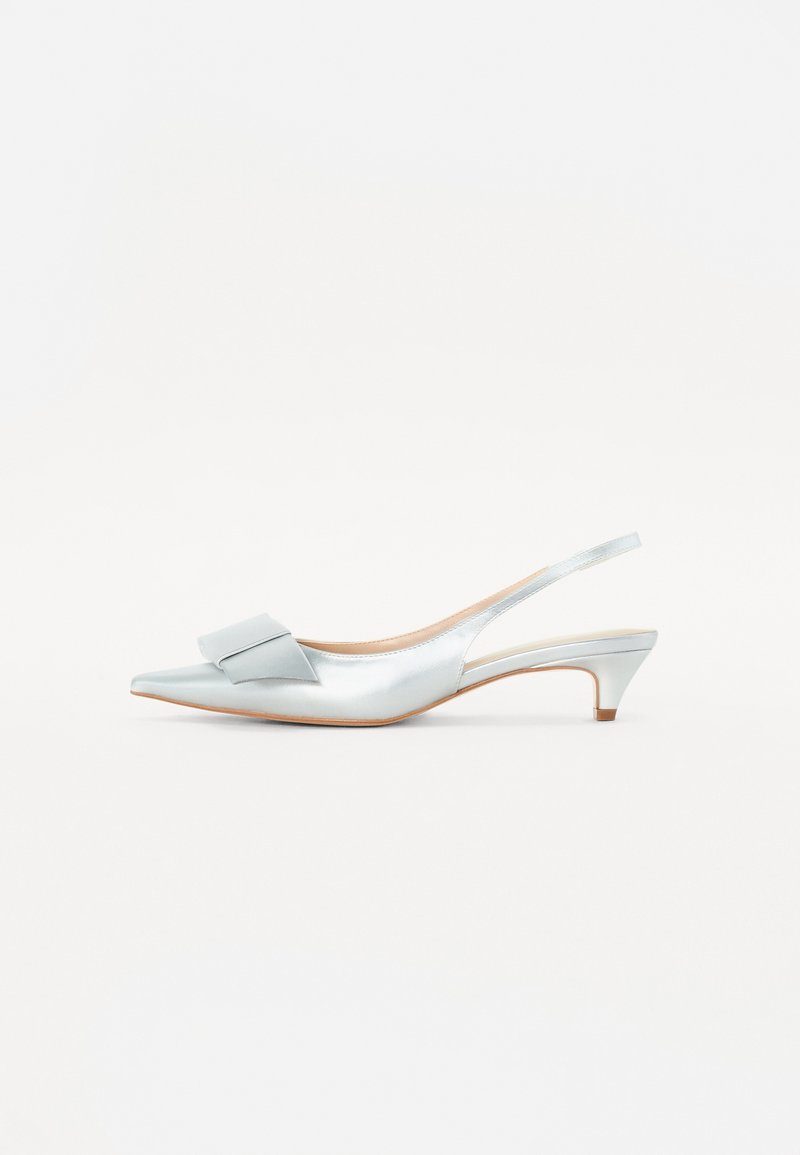 Chaussure slingback bleu clair avec un bout pointu, finition satinée, petit détail en nœud sur le dessus et un talon effilé de 5 cm.