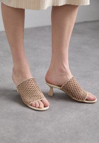 MARILIA - Ciabattine con tacco - beige