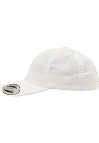 Hvid baseballkasket lavet af bomulds-twill, med en buet skygge, seks paneler, ventilationshuller og et logopatch på forsiden.