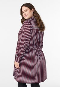 Długa, burgundowa sukienka w paski w kolorze kremowym z długim rękawem, elastycznym pasem, zapinanymi mankietami i luźnym krojem, z tylną zaszewką.