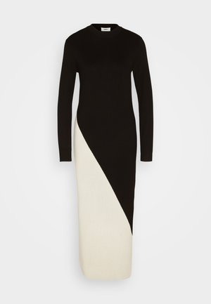 Abito a maglia nero e crema con maniche lunghe, texture a costine e un design a blocchi di colore diagonali dalla vita all'orlo.