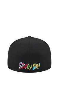 Schwarze Baseballmütze mit buntem, gesticktem "Scooby-Doo!"-Text auf der Rückseite. Glattes Material mit strukturiertem Design und gebogenem Schirm.