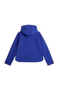 Giubbotto impermeabile blu con cappuccio, caratterizzato da una texture liscia, contrasti neri e una stampa del logo sulla parte posteriore.