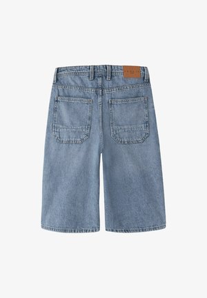 Gaiši zili, līdz ceļiem garie džinsa šorti ar jostas cilpām, divām aizmugurējām uzšūtām kabatām un mazu brūnu zīmola etiķeti uz jostasvietas.