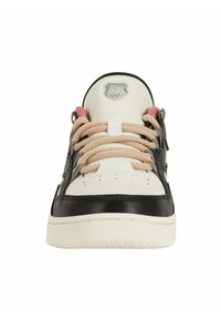 Sneaker basso con tomaia in pelle nera e punta bianca. Lacci naturali, dettagli rosa e suola in gomma testurizzata. Emblema metallico sulla linguetta.