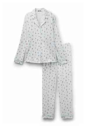 Světle modrá pruhovaná noční košile s dlouhými rukávy na knoflíky a kalhoty s drobným růžovým květinovým potiskem a límcem, položeny naplocho na bílém pozadí.