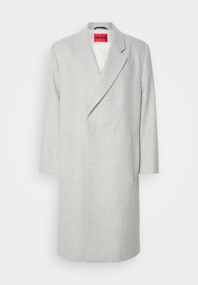 Manteau en mélange de laine gris avec un col cranté, des manches longues et une fermeture à un bouton. Il est doté d'une poche plaquée et d'une étiquette rouge vif à l'intérieur.