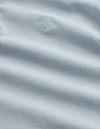 Υφασμα σε ανοιχτό γαλάζιο με υφή και υφαντό μοτίβο. Διαθέτει κεντημένο αριθμό "II" σε ελαφρώς πιο σκούρο μπλε.