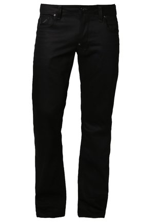 Mann, der läuft, trägt ein dunkelblaues T-Shirt, schwarze Hose, Turnschuhe, einen großen dunklen Schal und trägt eine schwarze Umhängetasche.