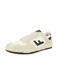 Sneaker con tomaia in morbido pelle beige, logo nero a contrasto e suola in gomma crema testurizzata. Presenta lacci rotondi e collo imbottito.