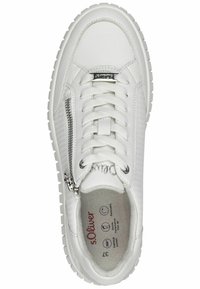 Baskets en cuir blanc avec une surface texturée, un laçage à l'avant et une fermeture éclair sur le côté. Semelle intérieure gris clair et semelle extérieure en caoutchouc blanc striée.