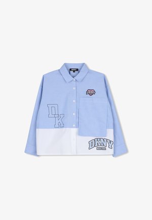 Chemise à boutons bleu clair et blanc avec col, grande poche à l'avant, et logos DKNY en noir et gris sur la poitrine et l’ourlet.