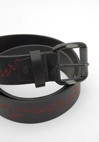 Schwarzer Ledergürtel mit rot flammenartiger Naht, einer mattschwarzen rechteckigen Schnalle und glatter Oberfläche.