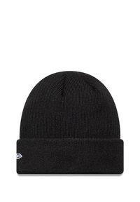 Musta neulepipo rullareunalla, jossa on ribbikuvio ja pieni valkoinen logo sivussa. Pehmeä materiaali, joustava istuvuus.