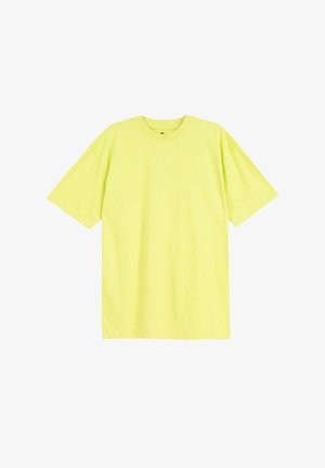 Prosty żółty T-shirt z krótkim rękawem i okrągłym dekoltem, ułożony na płasko na białym tle.