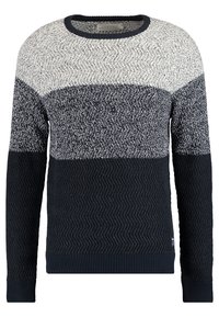 Strickpullover mit einem Farbblockdesign in hellgrauen, marineblauen und dunkelblauen Sektionen; strukturierte Muster sowie gerippte Abschlüsse und Saum.