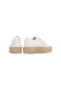 Weiße Leinensneaker mit geprägtem Blumenmuster, runder Spitze und natürlicher Jute-Sohle. Niedrig geschnittenes Design mit Schnürverschluss.