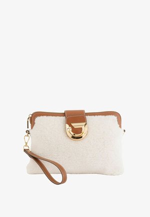 Pochette en fausse fourrure blanche texturée avec accents en cuir marron, ferrures dorées et une sangle de poignet amovible. Comprend une fermeture éclair et une boucle décorative.