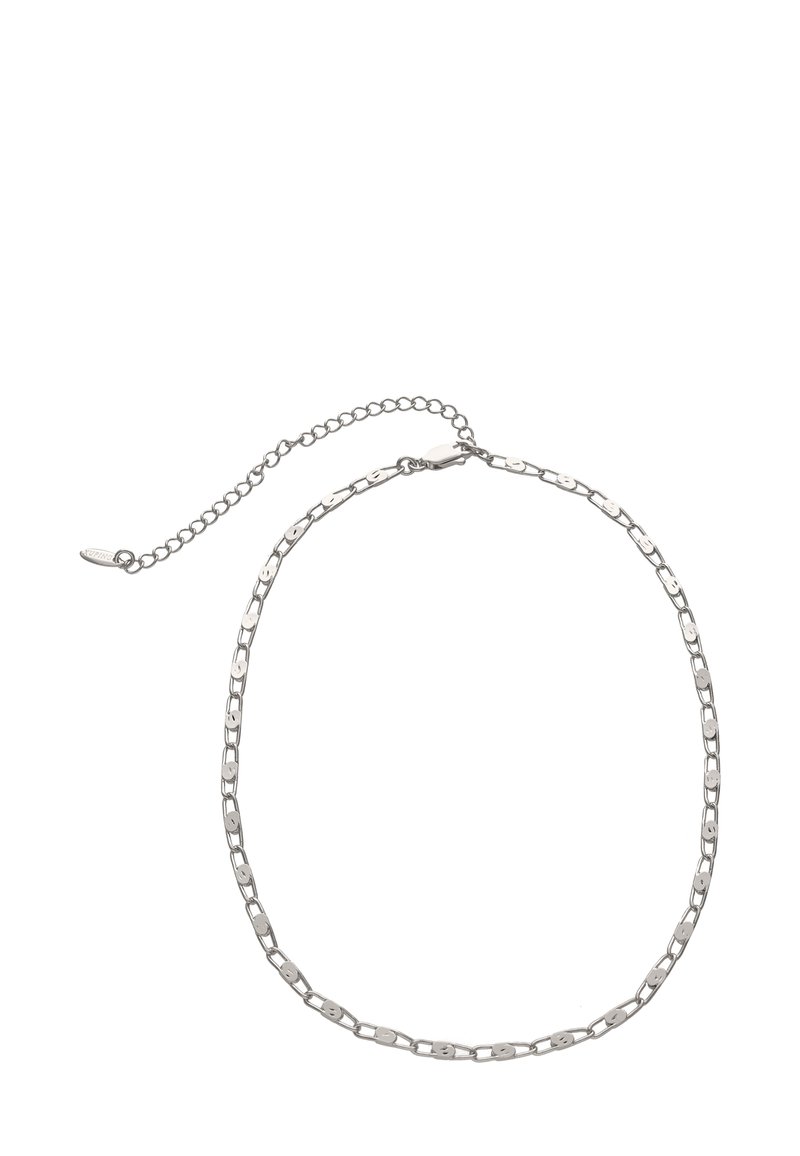 Sølv kæderekæde med forlængede led, glat tekstur og en sikker clasp med en justerbar kædeudvidelse.