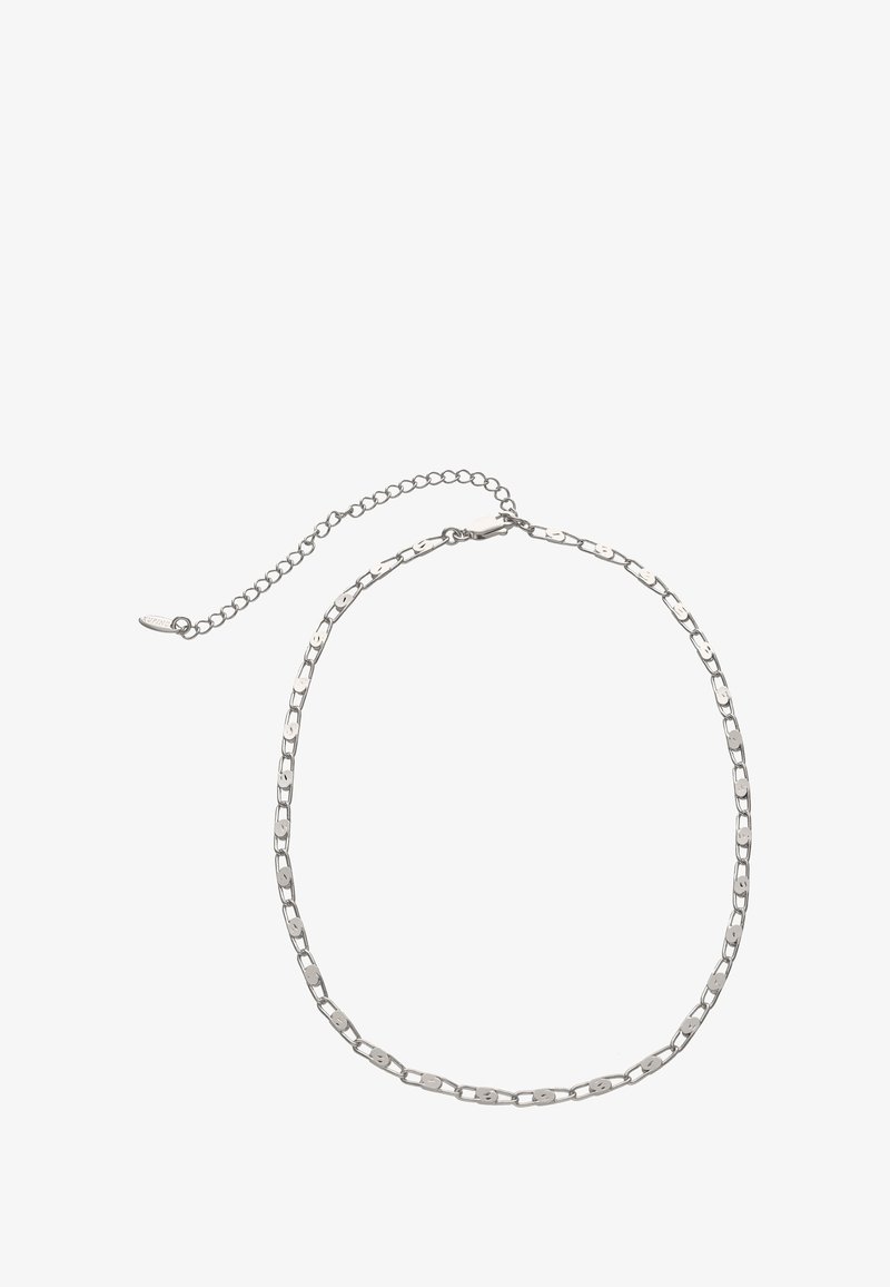 Sølv kæderekæde med forlængede led, glat tekstur og en sikker clasp med en justerbar kædeudvidelse.