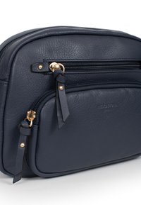 Borsa a tracolla in pelle blu navy con superficie texturizzata, cerniere dorate e linguette a contrasto; presenta due scomparti con cerniera.