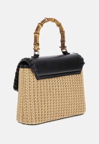 Sac en paille tissée beige avec un rabat en cuir noir, surface texturée et anse en bambou. Présente un design de bord tressé.