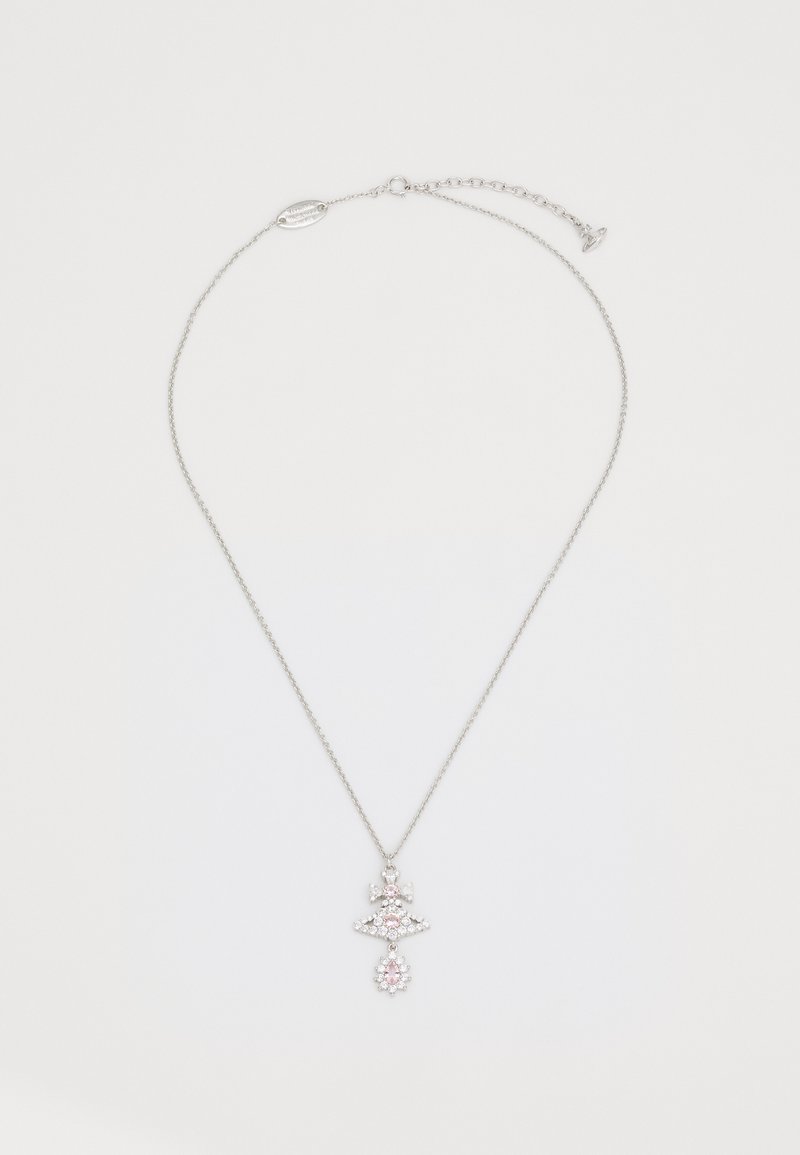 Collier en chaîne argentée mettant en avant un pendentif décoratif orné de pierres précieuses roses et transparentes, présentant des éléments de design floral et une finition polie.