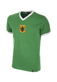 Groen T-shirt met korte mouwen, V-hals, witte kraag en een geborduurd arendembleem op een gele schild op de borst.