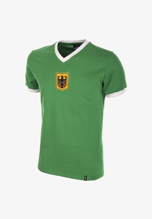 Groen T-shirt met korte mouwen, V-hals, witte kraag en een geborduurd arendembleem op een gele schild op de borst.