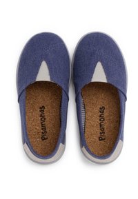 Modré plátnené nazúvacie topánky so svetlošedými akcentmi, korekovými stielkami a trojuholníkovým výrezom vpredu; mäkká textúra a zaoblený tvar.