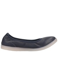 Ballerine in pelle blu navy con punta arrotondata, texture morbida e suola in gomma bianca. Presentano un bordo liscio e cucito lungo l'apertura.