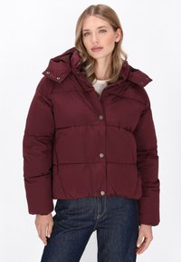 Bordeaux pufferjakke med hætte, der har knaplukninger og horisontal quilted design. Tekstureret stof, cropped længde og elastiske manchetter.