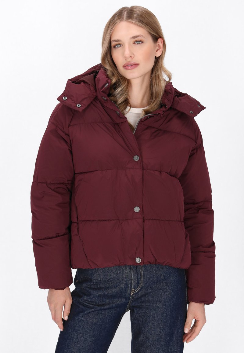 Bordeaux pufferjakke med hætte, der har knaplukninger og horisontal quilted design. Tekstureret stof, cropped længde og elastiske manchetter.