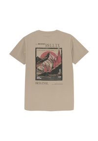 Beige katoenen t-shirt met een grafisch ontwerp van bergen en bomen in rood en zwart, met de tekst "RELLIX" en "ORIGINAL".