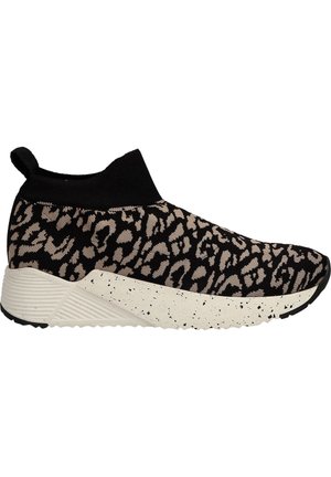 Czarny i beżowy tenisówka typu slip-on w panterkę, z elastycznym kołnierzem wokół kostki i grubą, białą podeszwą w cętki.