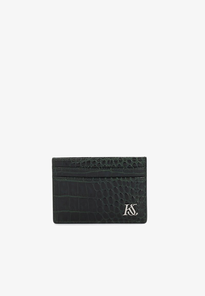 Porte-cartes en cuir noir à texture crocodile avec trois emplacements pour cartes et logo "KS" argenté dans le coin inférieur droit.