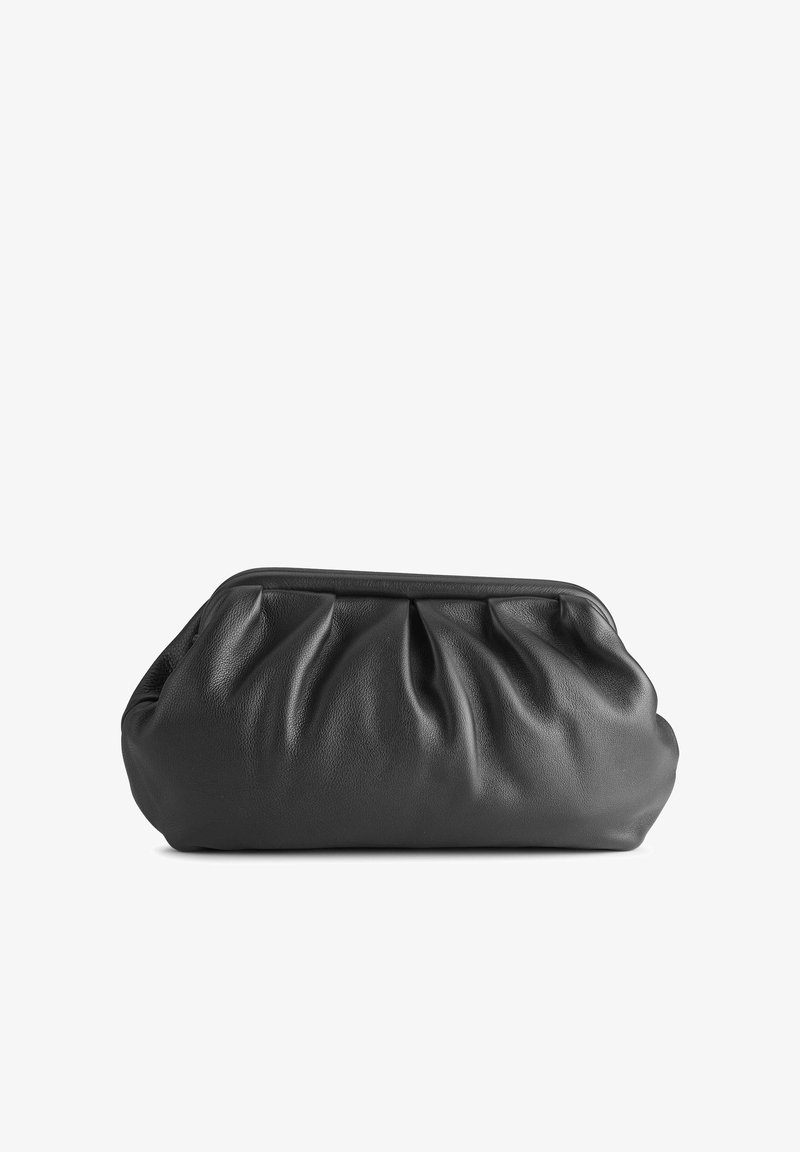 Sac pochette en cuir noir avec un design doux et froncé. Texture lisse avec un profil arrondi et fermeture éclair au sommet.